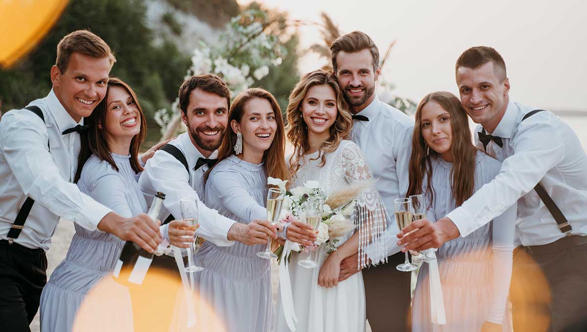 Un viaje de ensueño: Alquiler de Autobuses para bodas boda-invitados-playa 