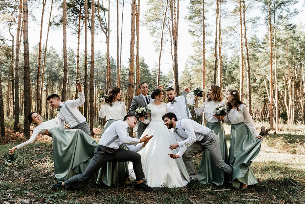 felices-diferentes-nacionalidades-riendo-divirtiendose-joven-novia-novio-dia-su-boda-positivo-gran-grupo-amigos